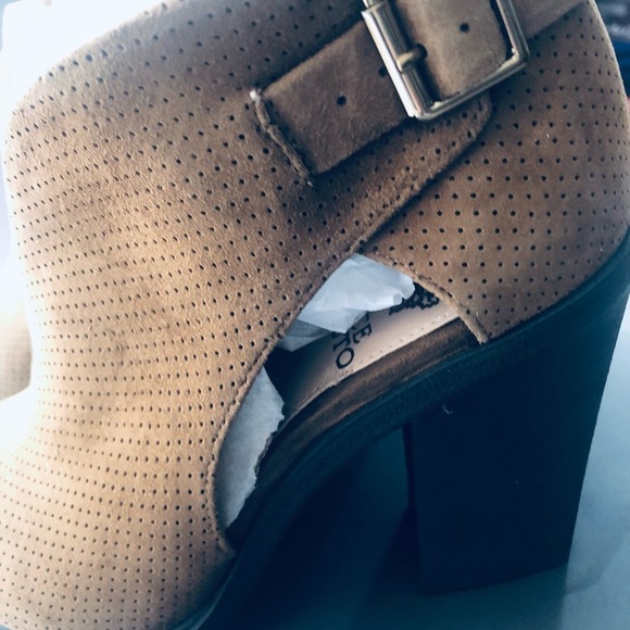 Vince Camuto- NIB Woman Pumpernickle Suede Front VCut PeepToe , Size 8W - Picture 7 of 9